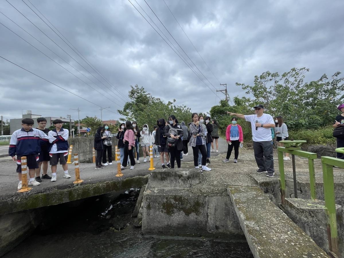 中原大學與內壢高中師生踏查桃園臺地千萬埤塘家園。(內壢高中提供)