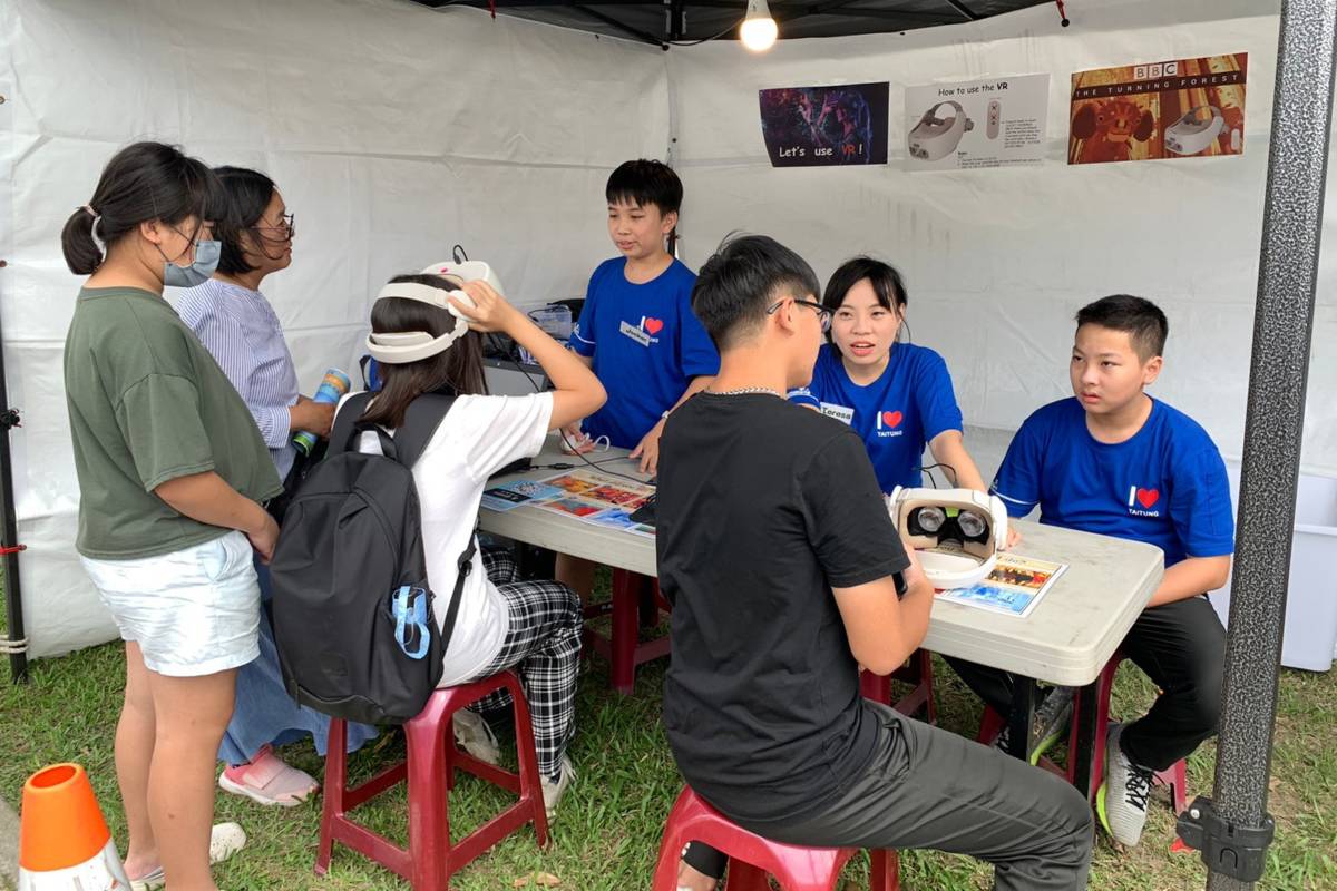 闖關活動之一VR體驗由臺東縣東海國中師生一同當關主與民眾英語互動