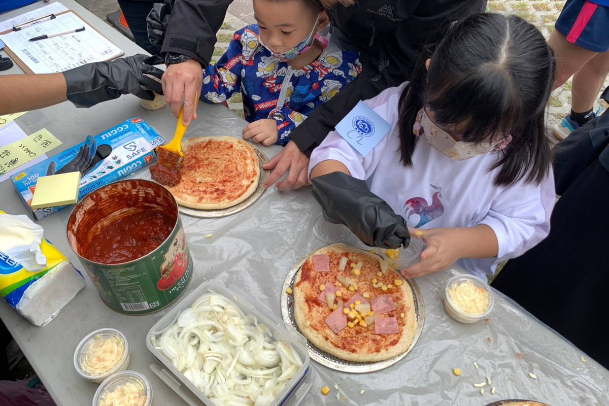 闖關活動之一批薩DIY，必須先說出做披薩材料的英文單字