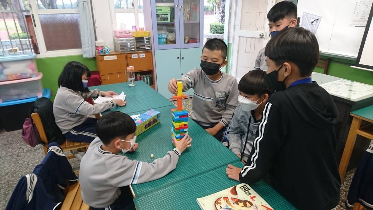 彰化縣新水國小學生在完成作業後進行桌遊活動