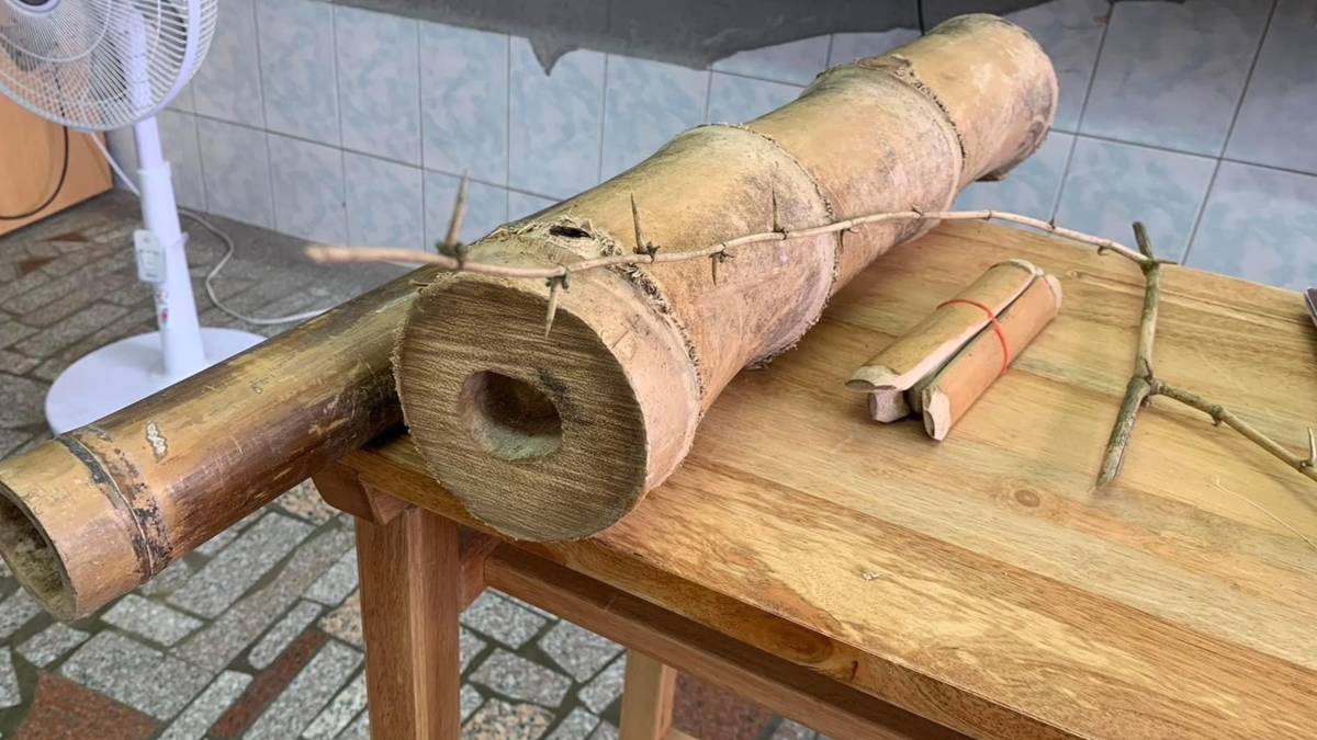 東竹林牛犁歌陣-羅士哲老師教學生認識竹子及磨製敲仔(阿哲老師提供)
