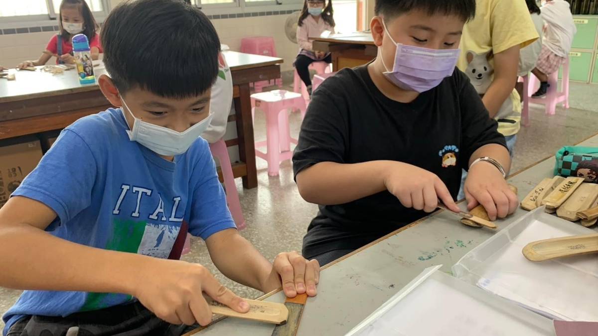 東竹林牛犁歌陣-羅士哲老師教學生磨製敲仔(阿哲老師提供)