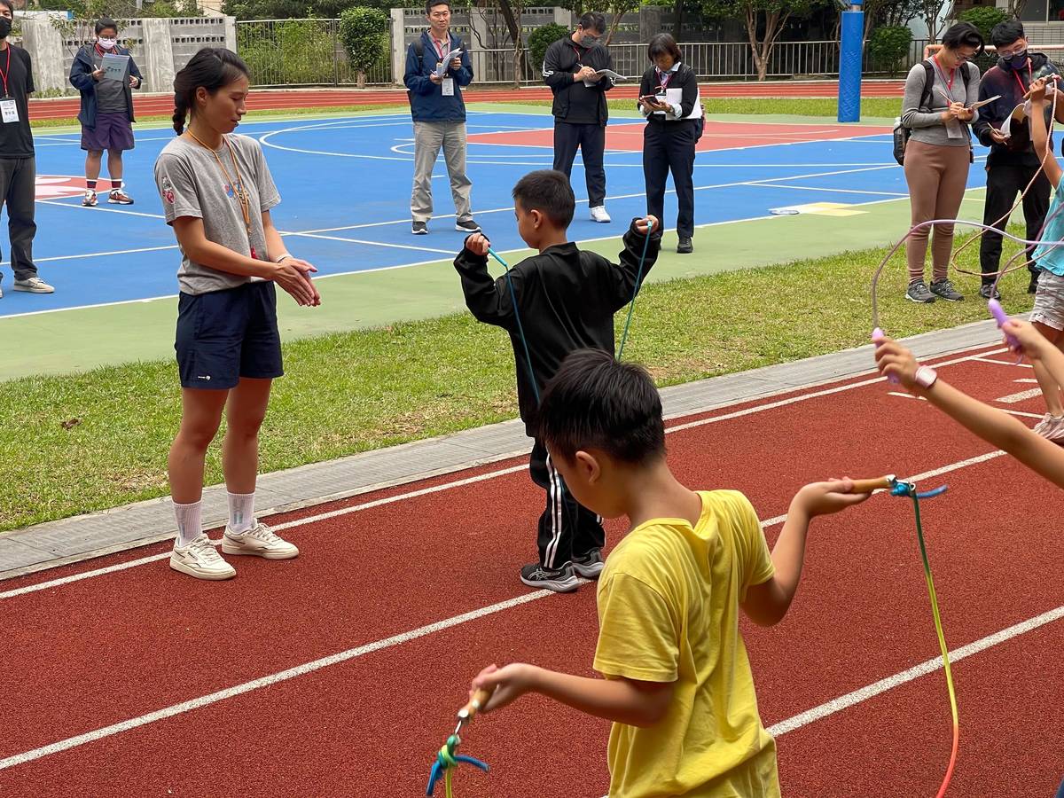 老師觀察學生跳繩練習，給予學生建議