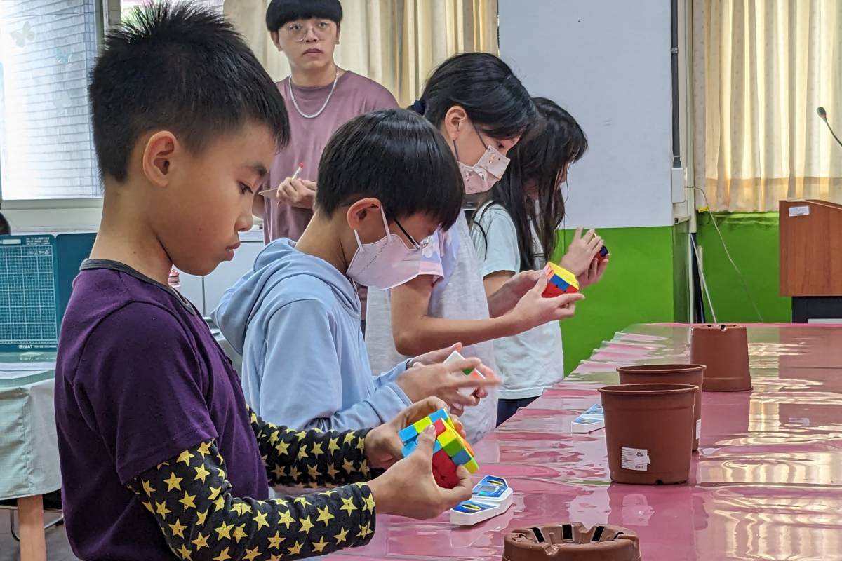 臺北市銘傳國小首度舉辦魔術方塊競賽，30多位學生報名參賽