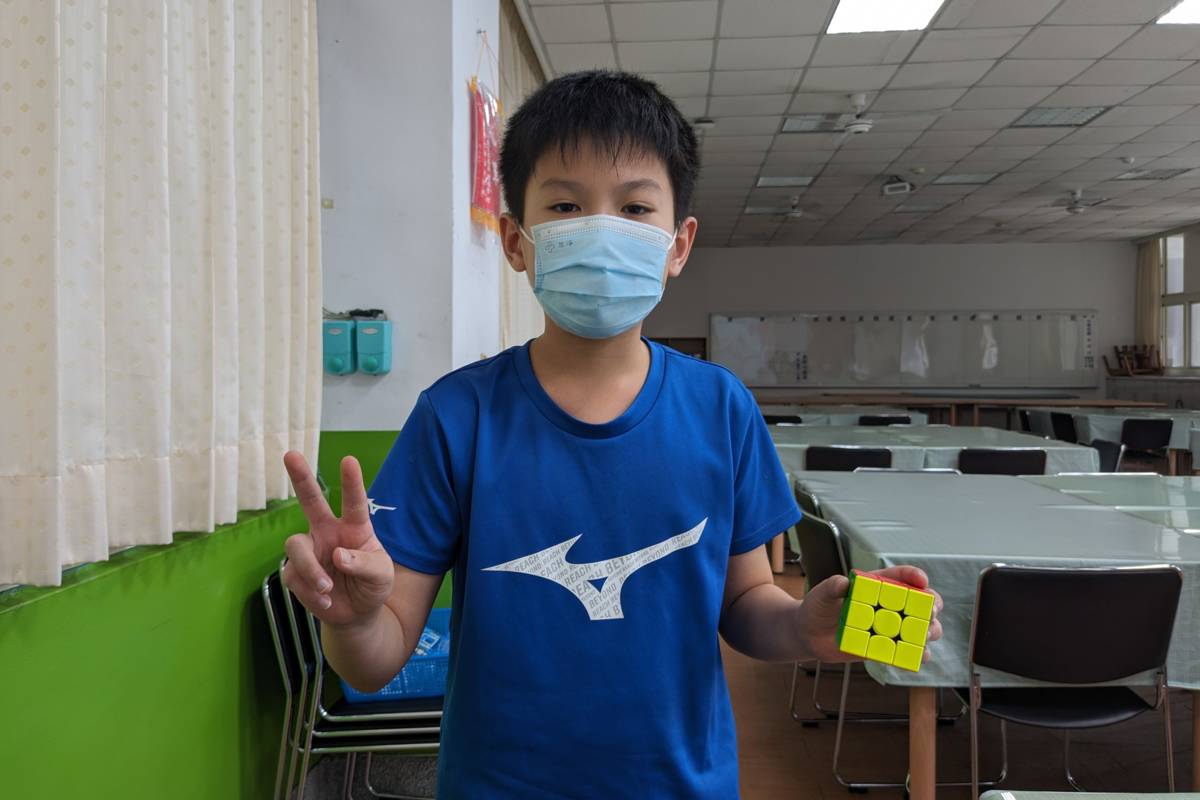 五年級學生陳宥叡以最快速度獲得魔術方塊比賽冠軍