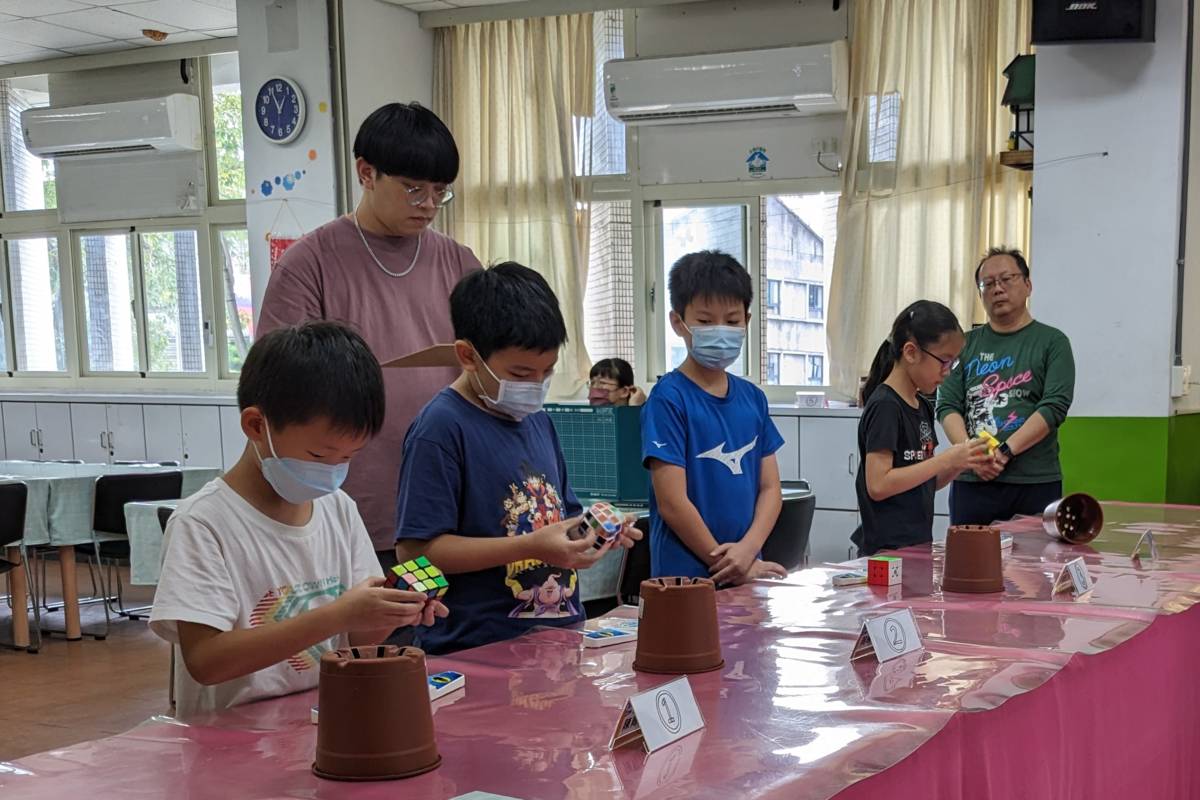 速度最快的6位學生將代表學校參加臺北市國中小魔術方塊比賽。