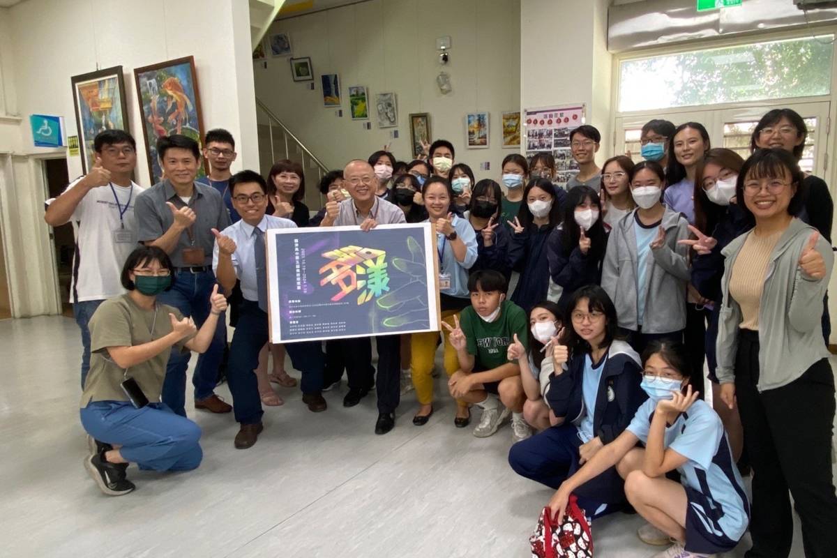 龍井地所與龍津高中師生大合照