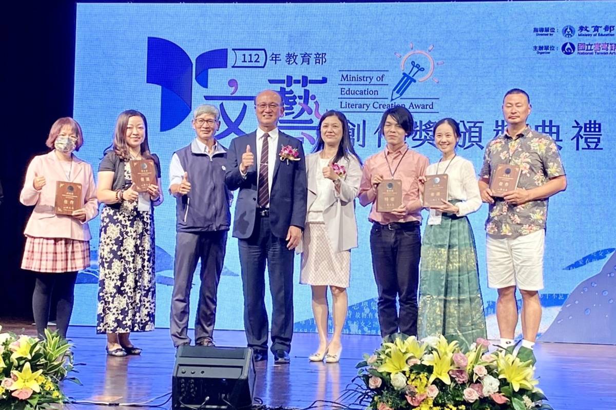 112年教育部文藝創作獎教師組戲劇劇本得獎者合影。(記者蘇瑞雯拍攝)
