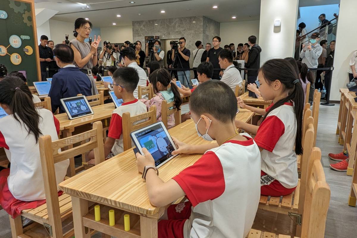 臺北酷課雲推出全新整合型AI智慧教學輔助系統「酷AI」，引導學生運用解決學習問題