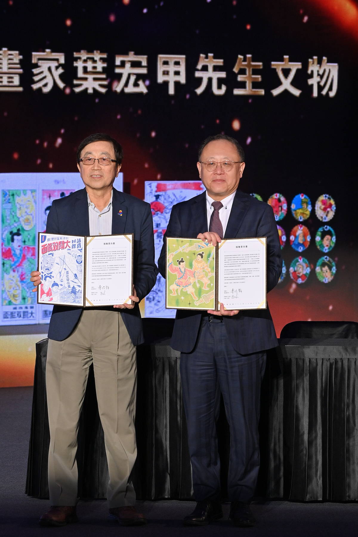 漫畫家葉宏甲子葉佳龍先生(左)簽署文物捐贈意向書，並與文化部長史哲合影。(文化部提供)