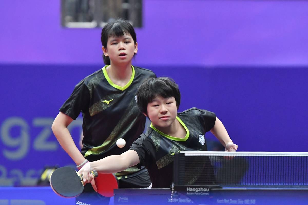 黎懿亞選手(右)與李婧萱選手(左)搭檔在亞帕運桌球女子雙打WD22獲得銅牌