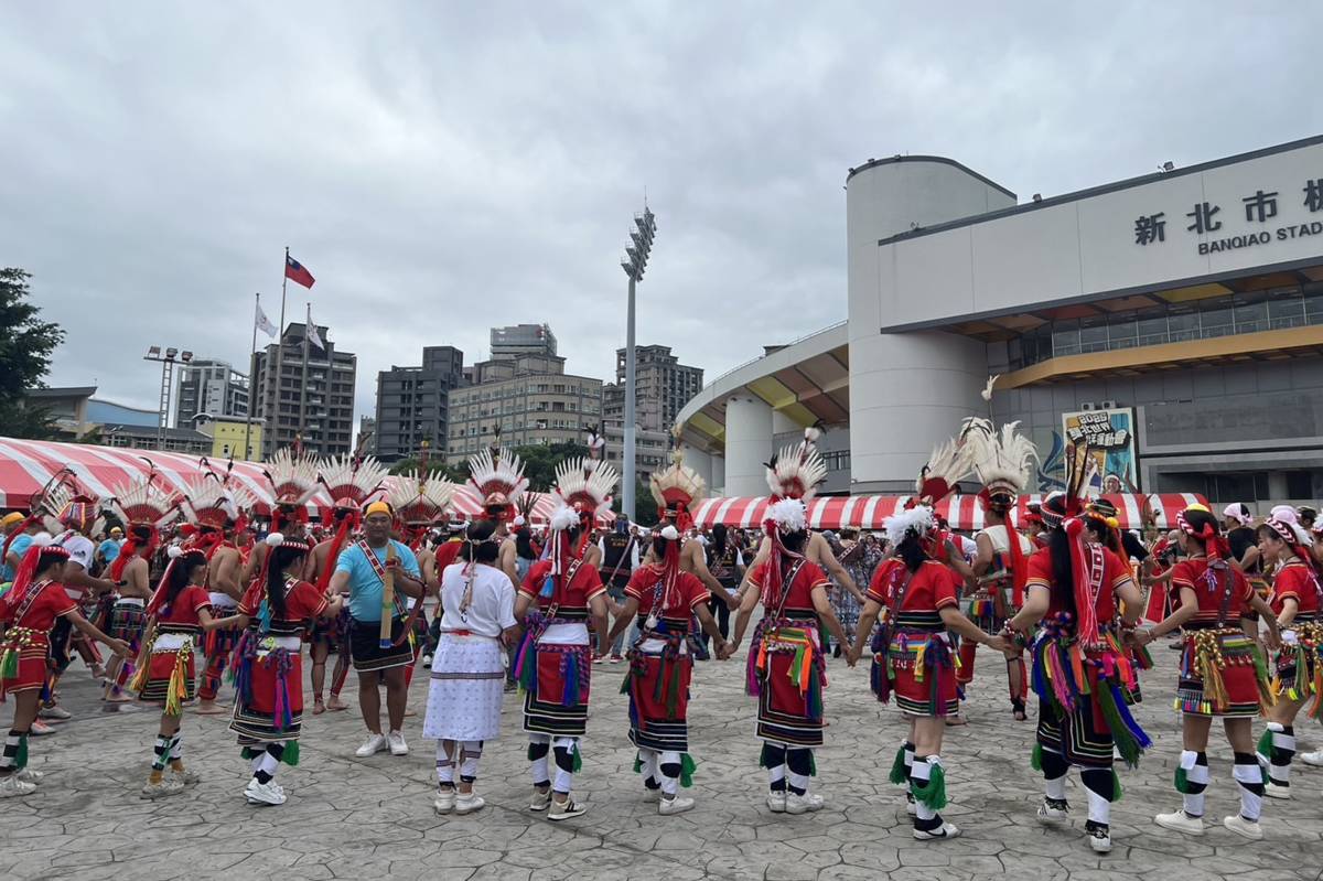 在 新北原民聯合文化活動中的千人圍舞