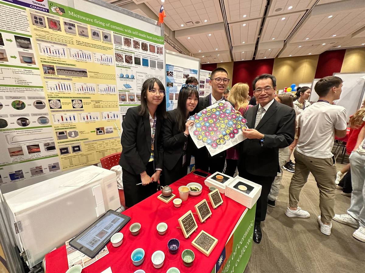 駐墨西哥臺北經濟文化辦事處鄭正勇大使特別蒞臨展覽會場勉勵同學，同時参觀大甲高中同學作品攤位 (科教館提供)