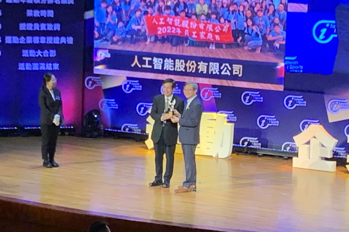 教育部長潘文忠(中左)頒贈獎座給獲證企業