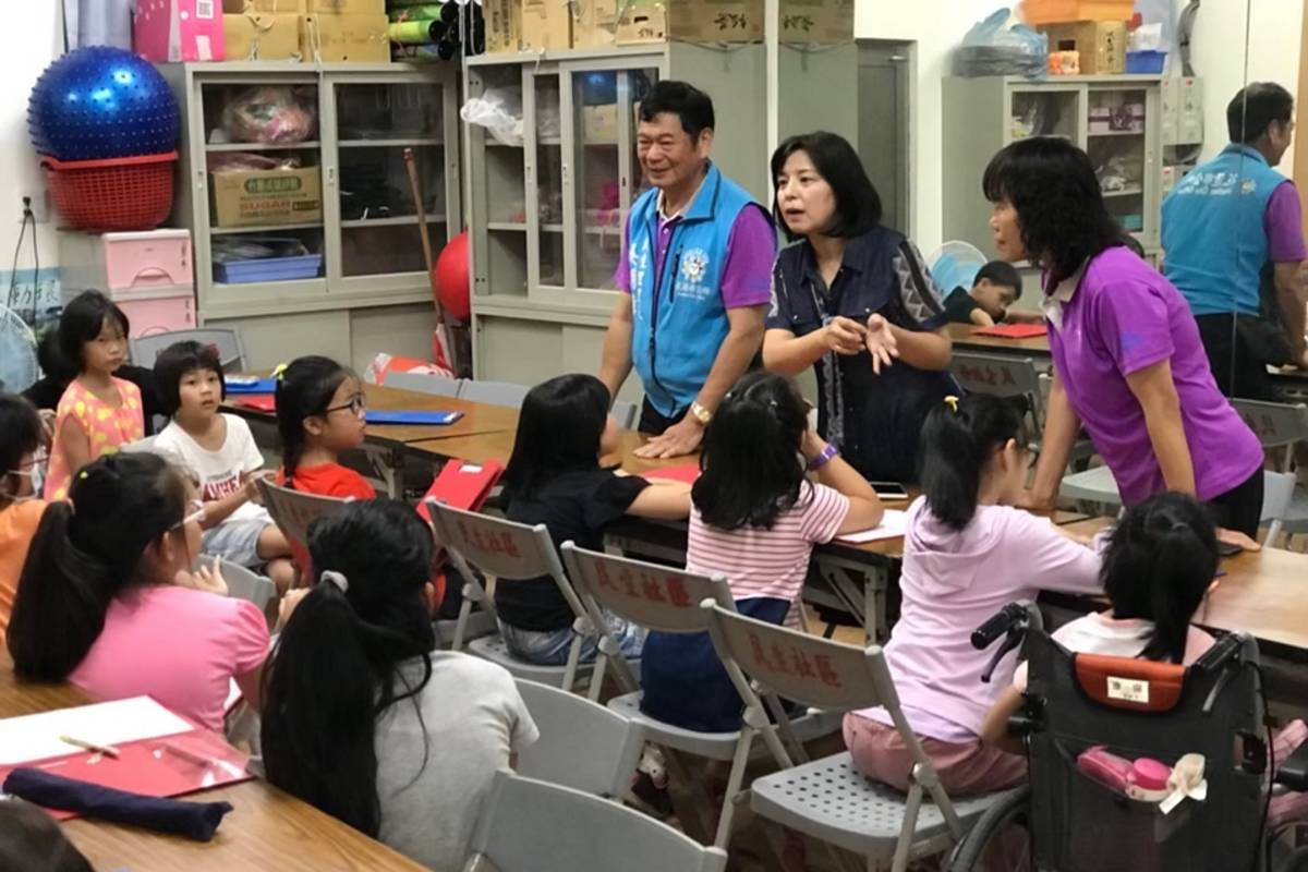 蕭校長(右二立者)帶學童走進社區與長輩共學