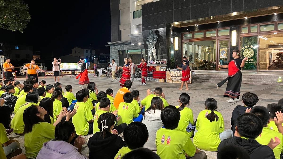 學生體驗充滿泰雅文化風情的畢業晚會