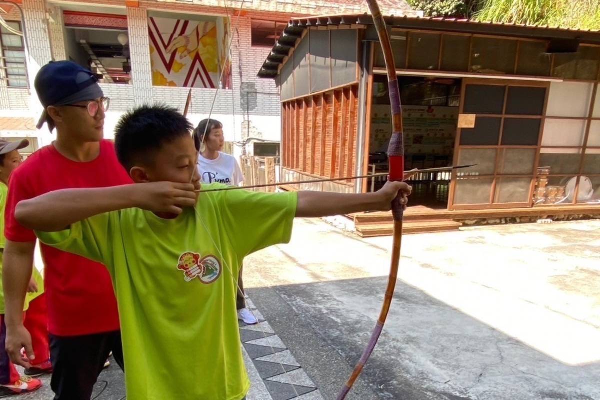 桃園市復興區聯合畢業季戶外教育活動讓學生體驗泰雅族傳統射箭