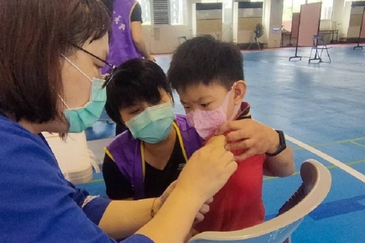 臺北市衛生局呼籲符合公費流感疫苗接種資格者盡速接種，提升保護力
