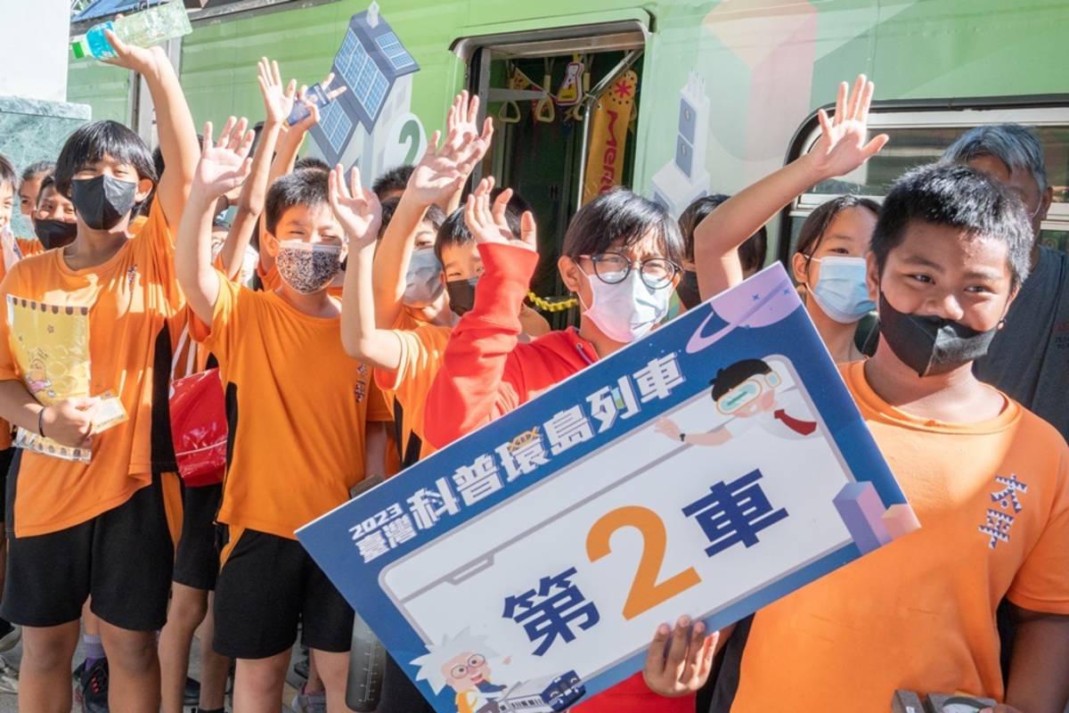 2023臺灣科普環島列車今(2)日抵達臺東車站，計有300多位師生搭上列車，在旅途中一窺科學奧秘。