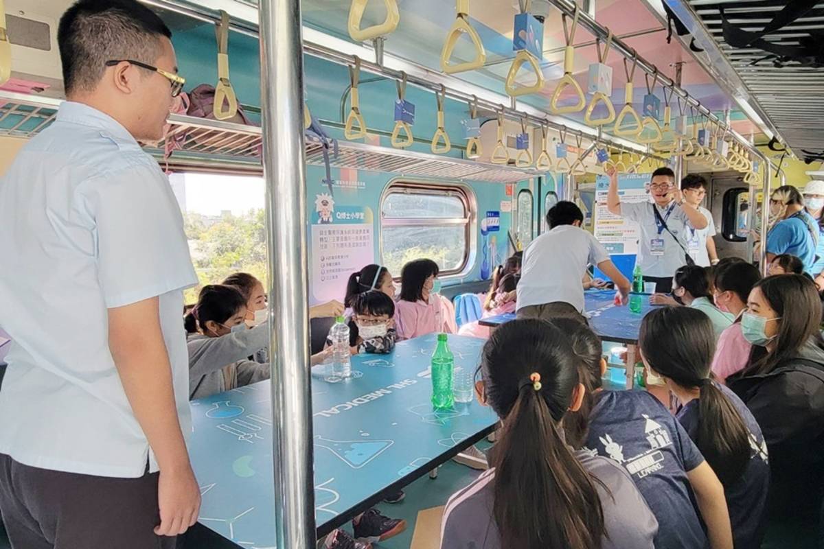 2023臺灣科普環島列車今(2)日抵達臺東車站，計有300多位師生搭上列車，在旅途中一窺科學奧秘。