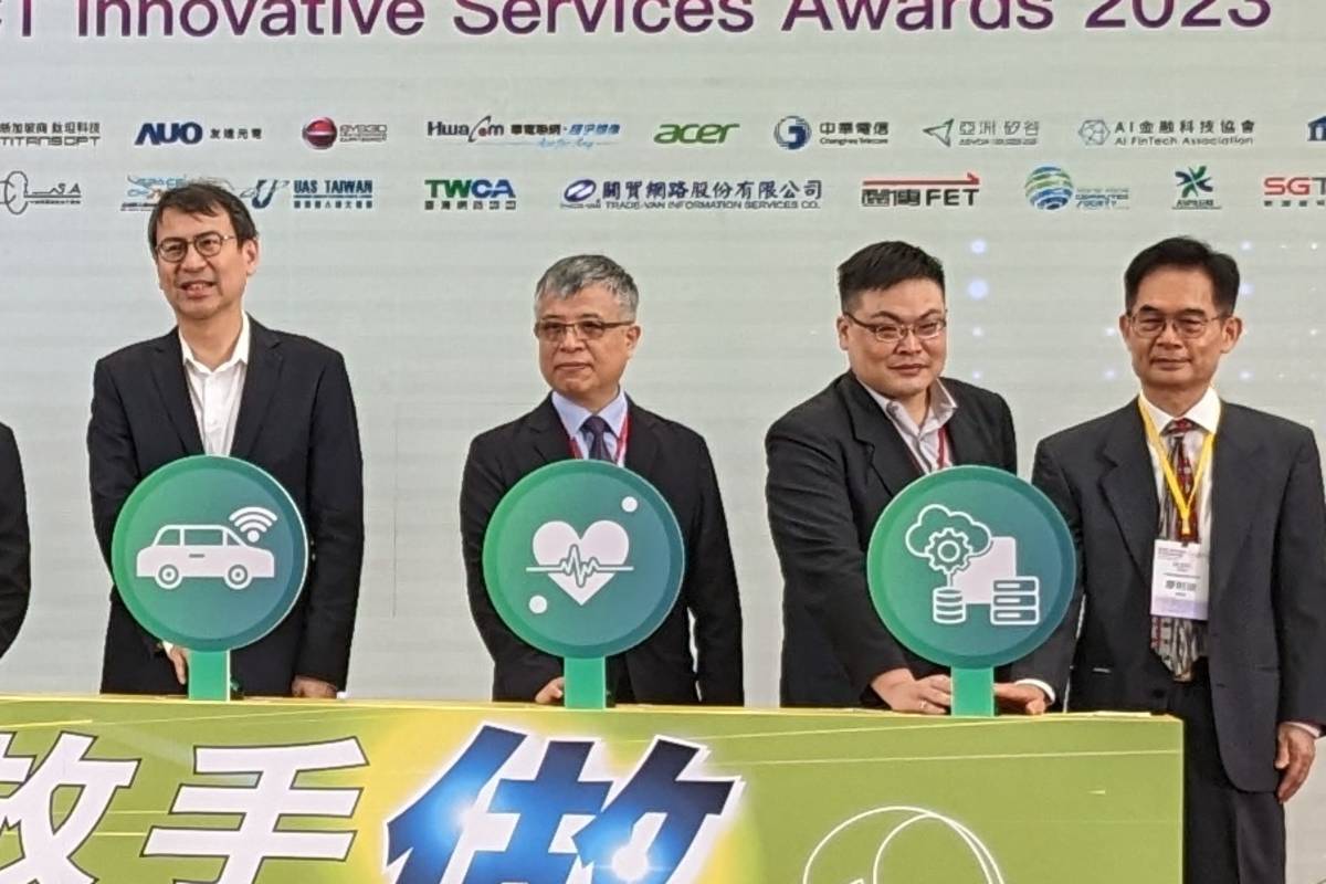 教育部劉孟奇次長(左二)出席第28屆大專校院資訊應用服務創新競賽