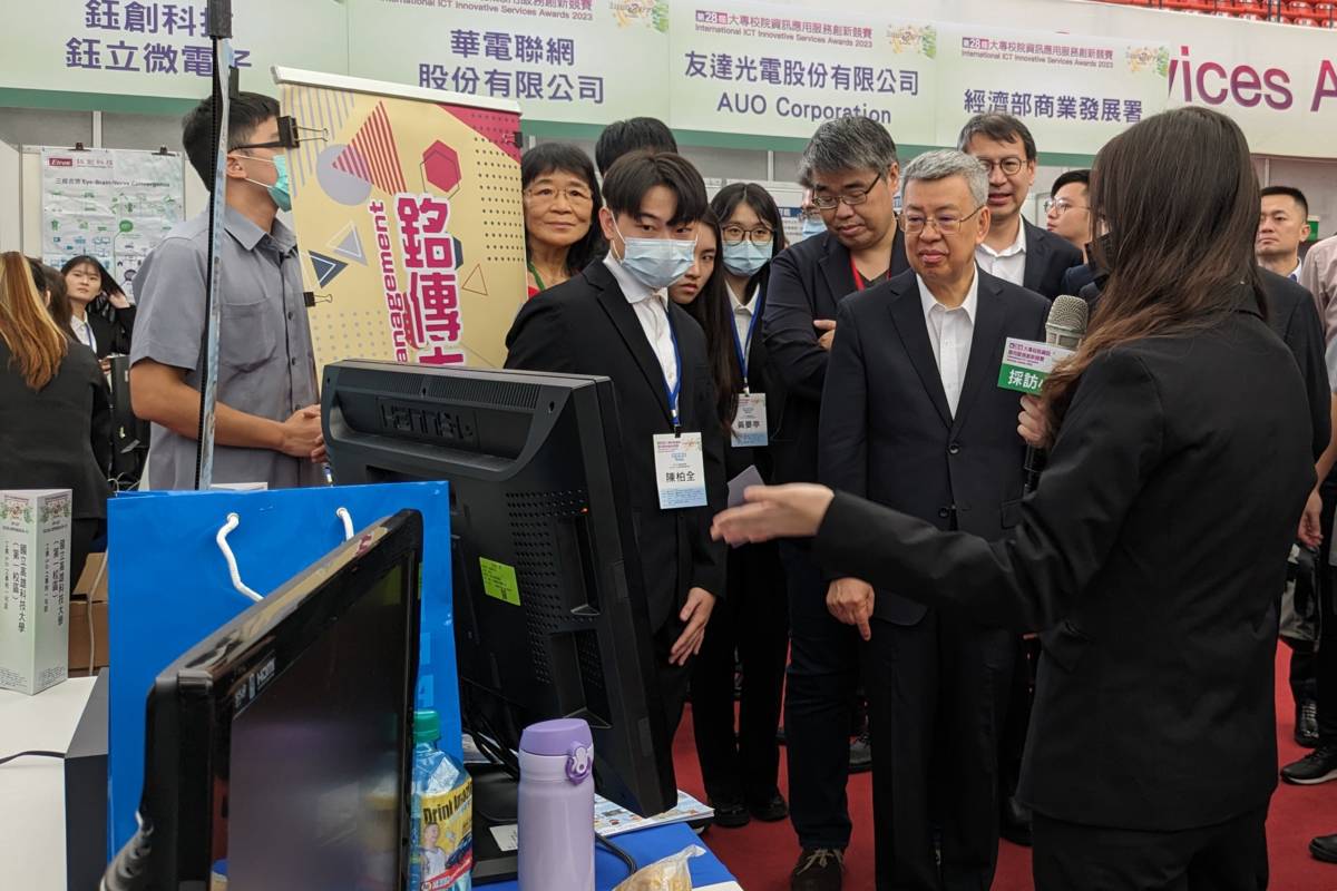 行政院陳建仁院長參觀學生團隊作品