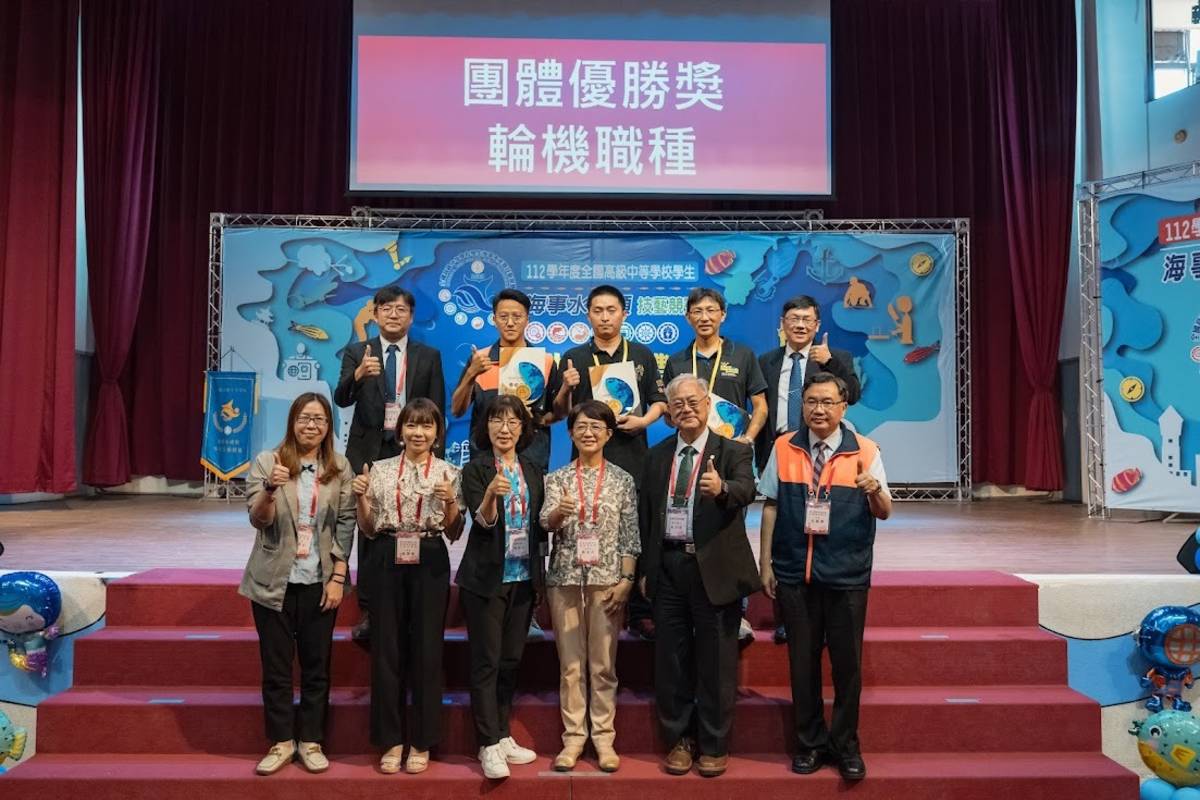 輪機團體優勝獎項頒獎合照，吳逢昇老師（第二排右二）