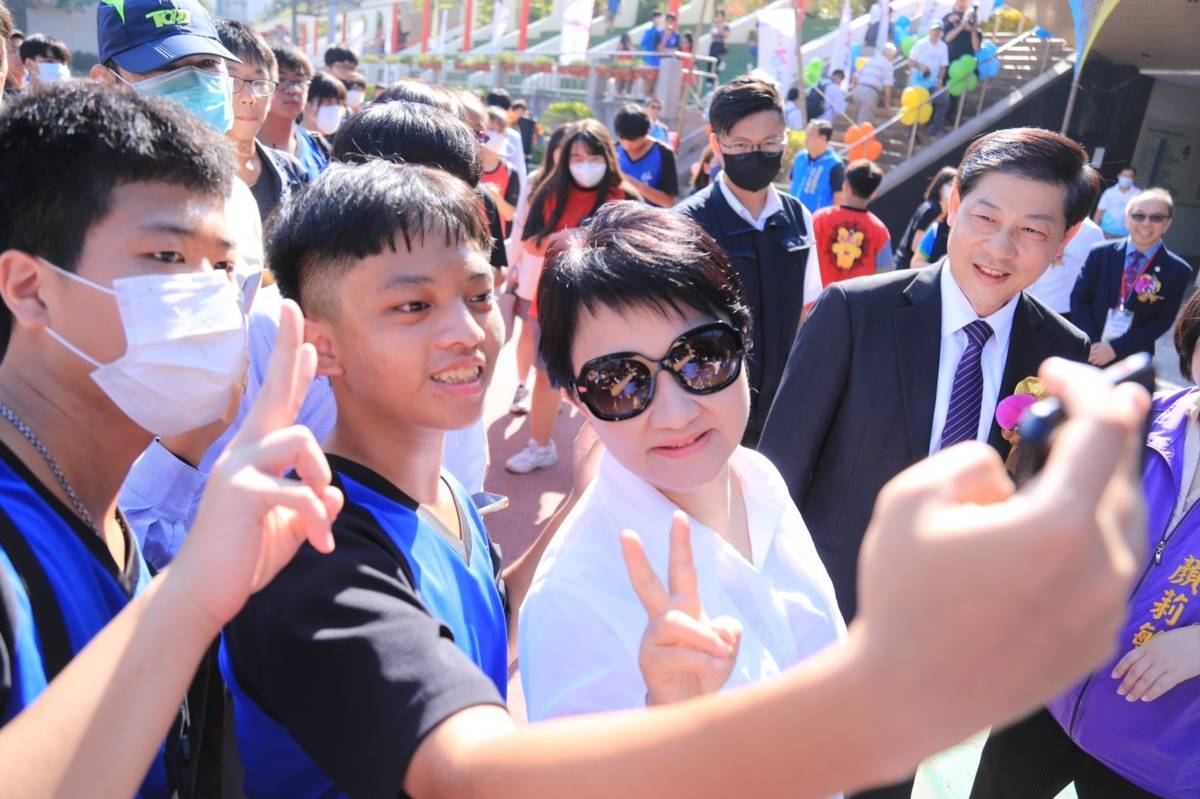 盧市長開心與學子合影