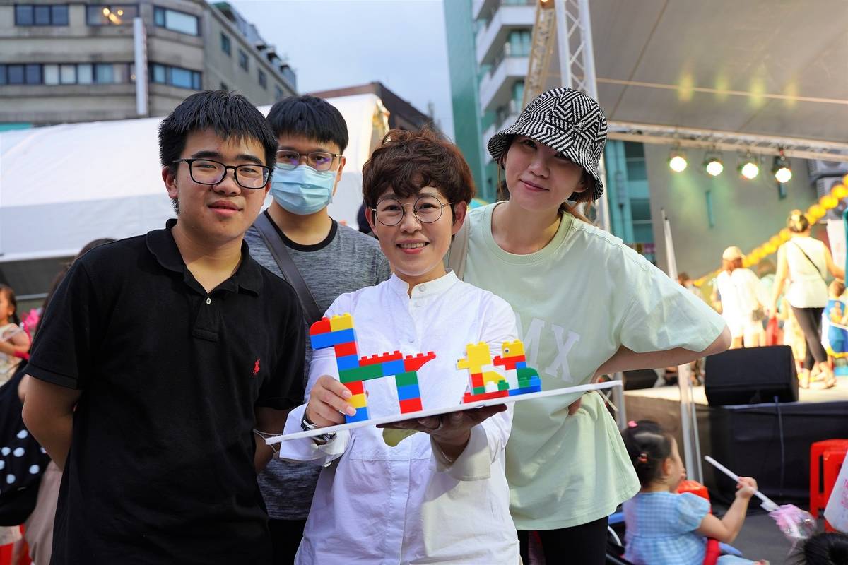 黃小萍（右二）與學生用積木參加青銀共創文化市集