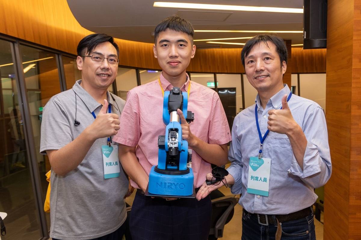 國立高雄科技大學–小虎教育機器人–AI機器人模擬元宇宙學習系統