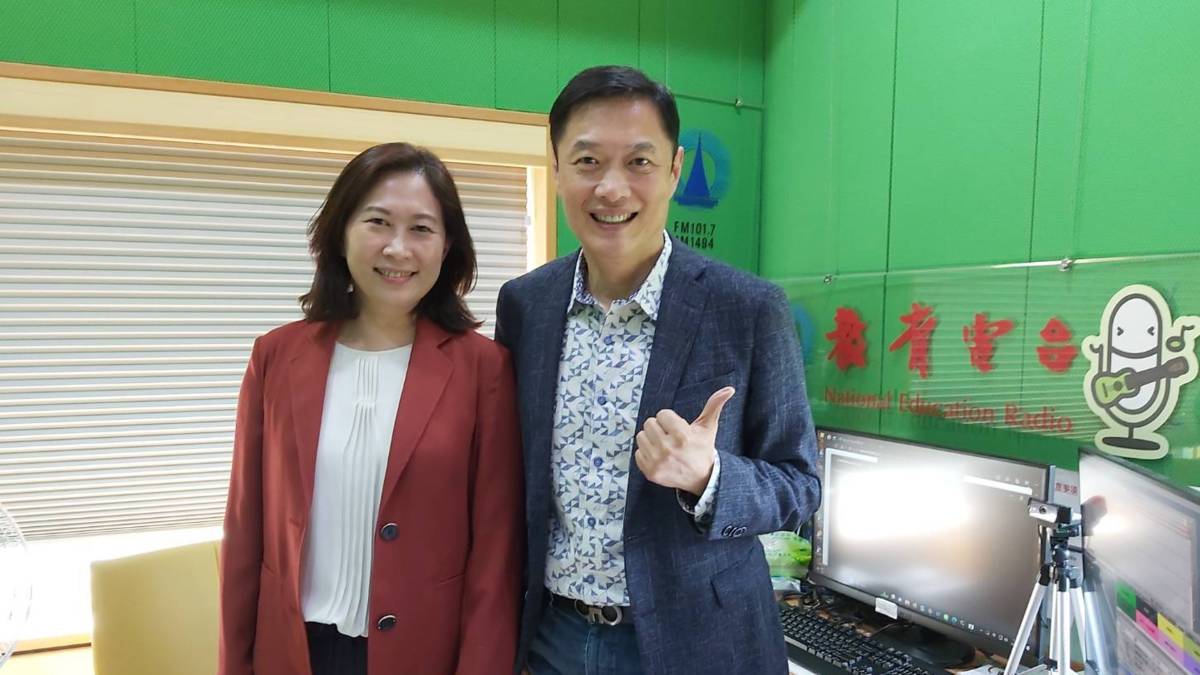 國立臺灣科技大學國際事務長葉穎蓉教授(左)與主持人李大華