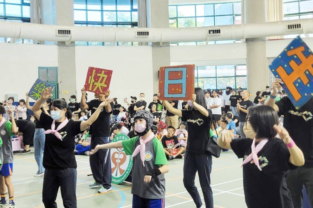 臺東大學附屬特殊教育學校舉辦12週年校慶運動會，師生配合各式主題精心裝扮。