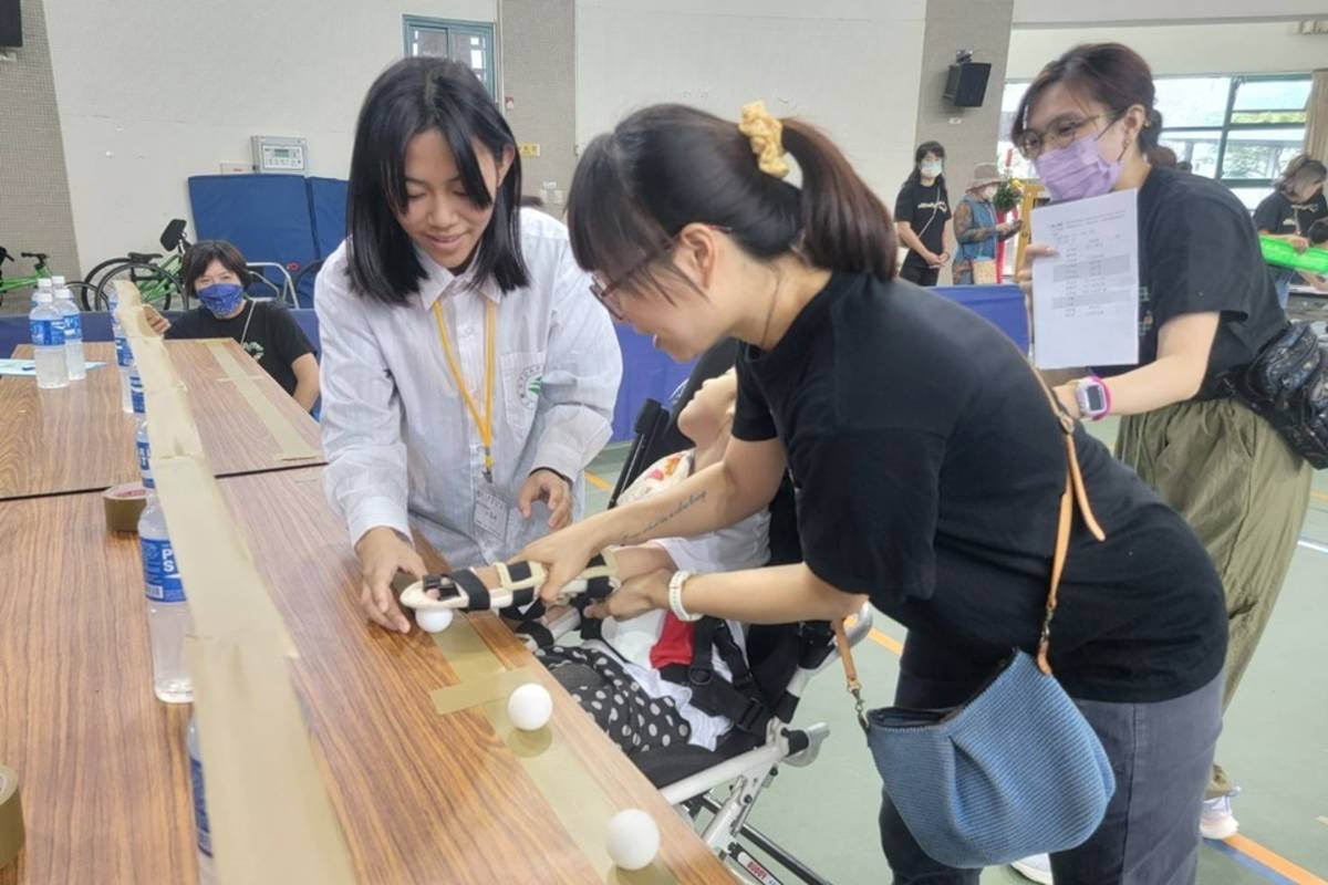 臺東大學附屬特殊教育學校校慶運動會規劃豐富趣味競賽，「乒乓黏巴達」考驗手眼協調。