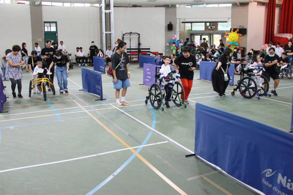 專屬肢體障礙學生的跑「三」競速，在師長協助下使用跑步三輪車、助行器等不同輔具衝到終點。