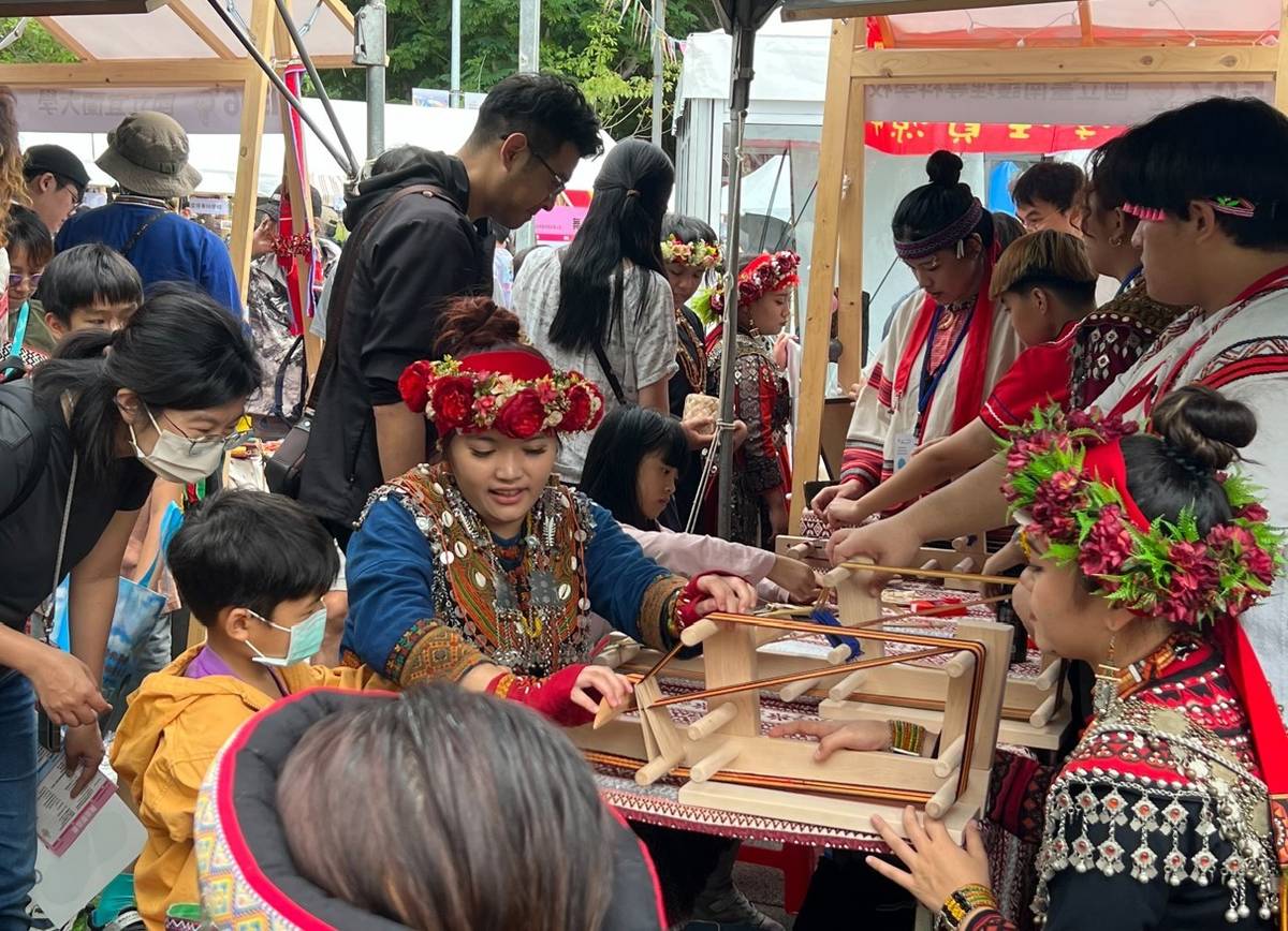 學生與觀展民眾說明原住民族傳統織布