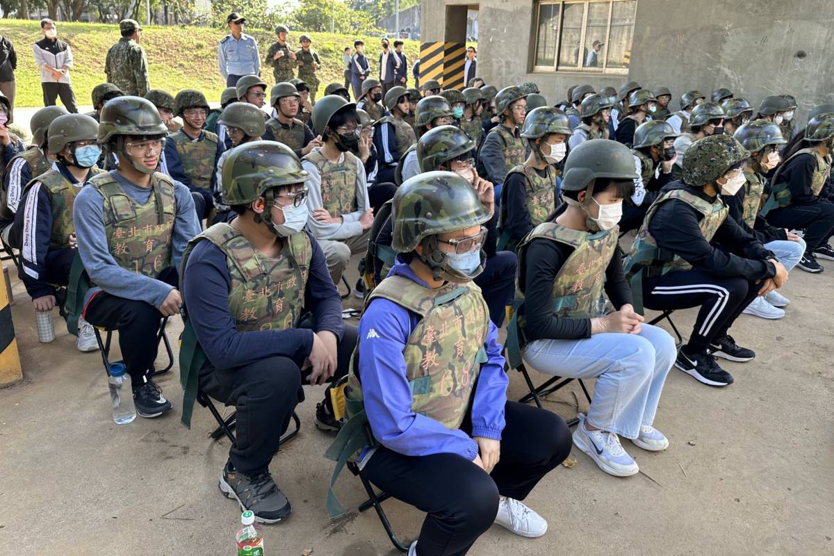 學生穿戴防彈背心、頭盔及護目鏡等待進入射擊區
