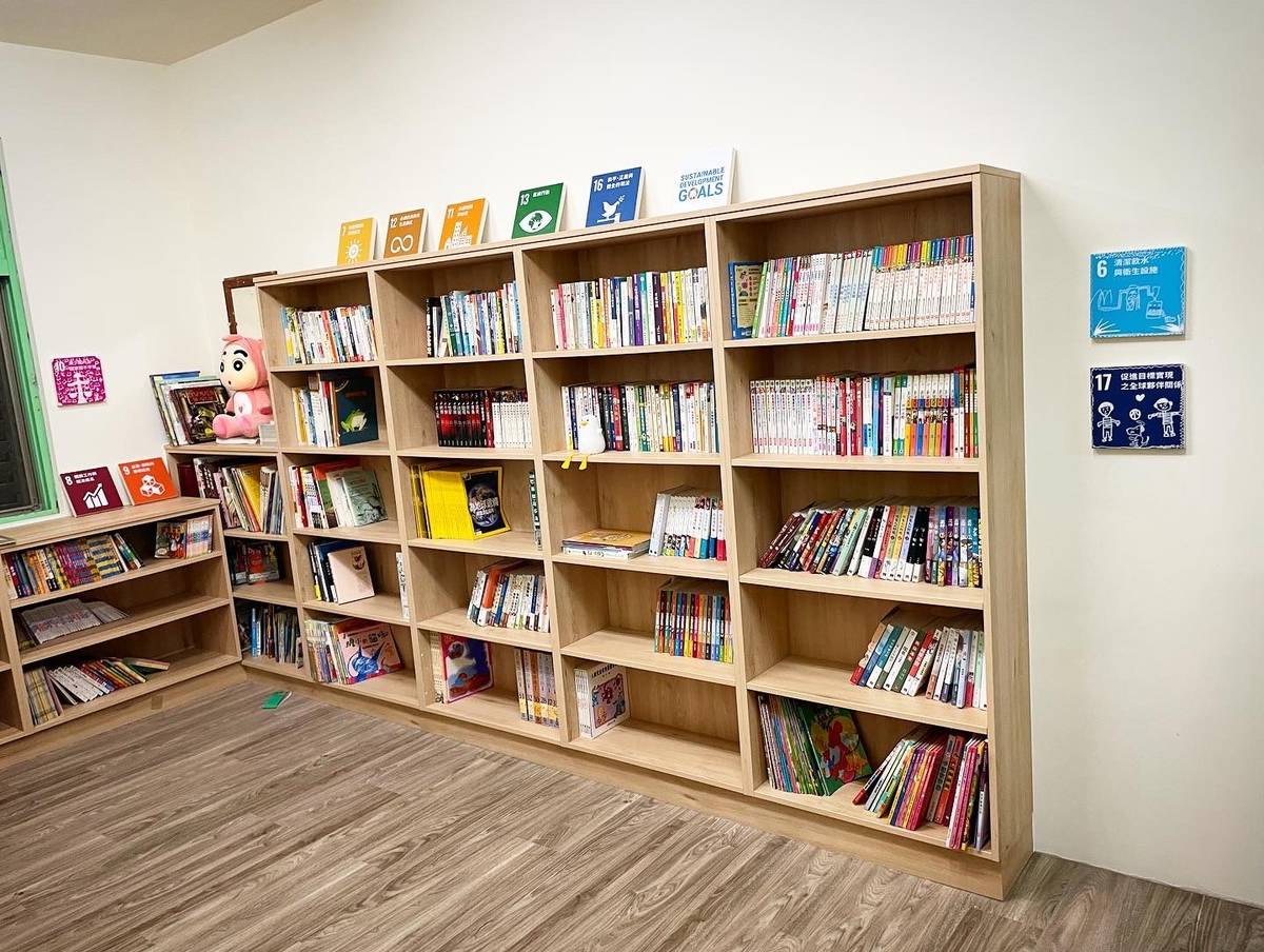 臺東鹿野關懷教室圖書資源更為豐富，讓孩子享受在閱讀的世界裡