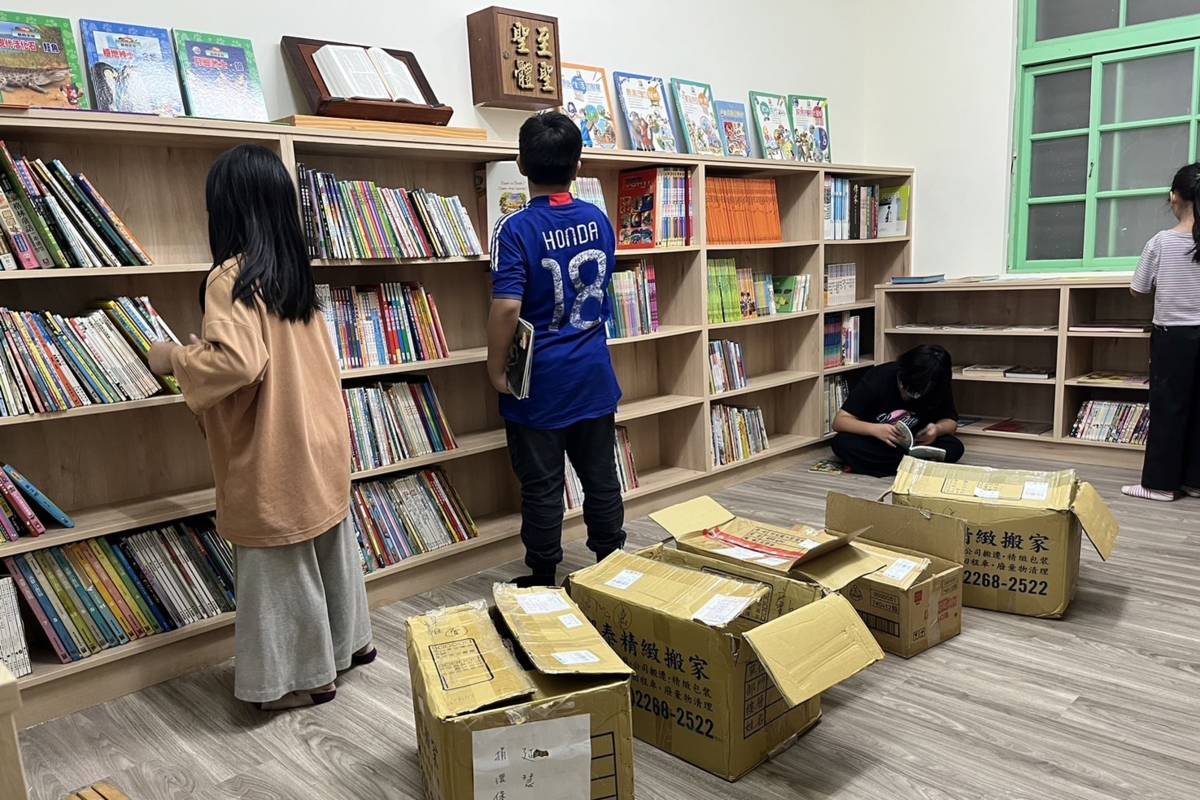 臺北市環保局延慧書庫捐贈200本書籍給臺東鹿野關懷教室圖書室