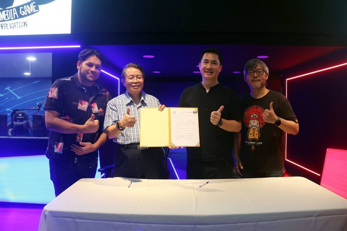 弘光科大民生創新學院院長陳玉舜（左二）、勇者漫畫工作室負責人洪育府（右二）代表雙方簽署MOU。