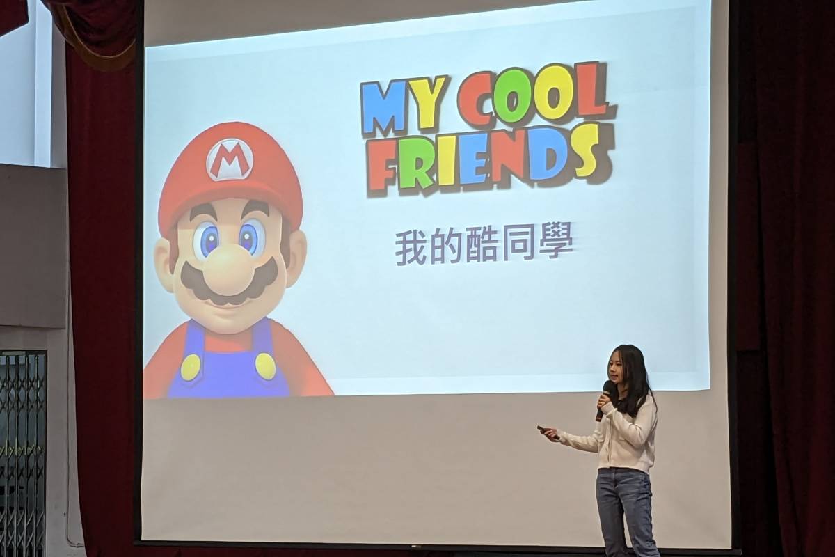 臺大職能治療系鄭惠姍與學生說明過動症、自閉症等學生的特徵