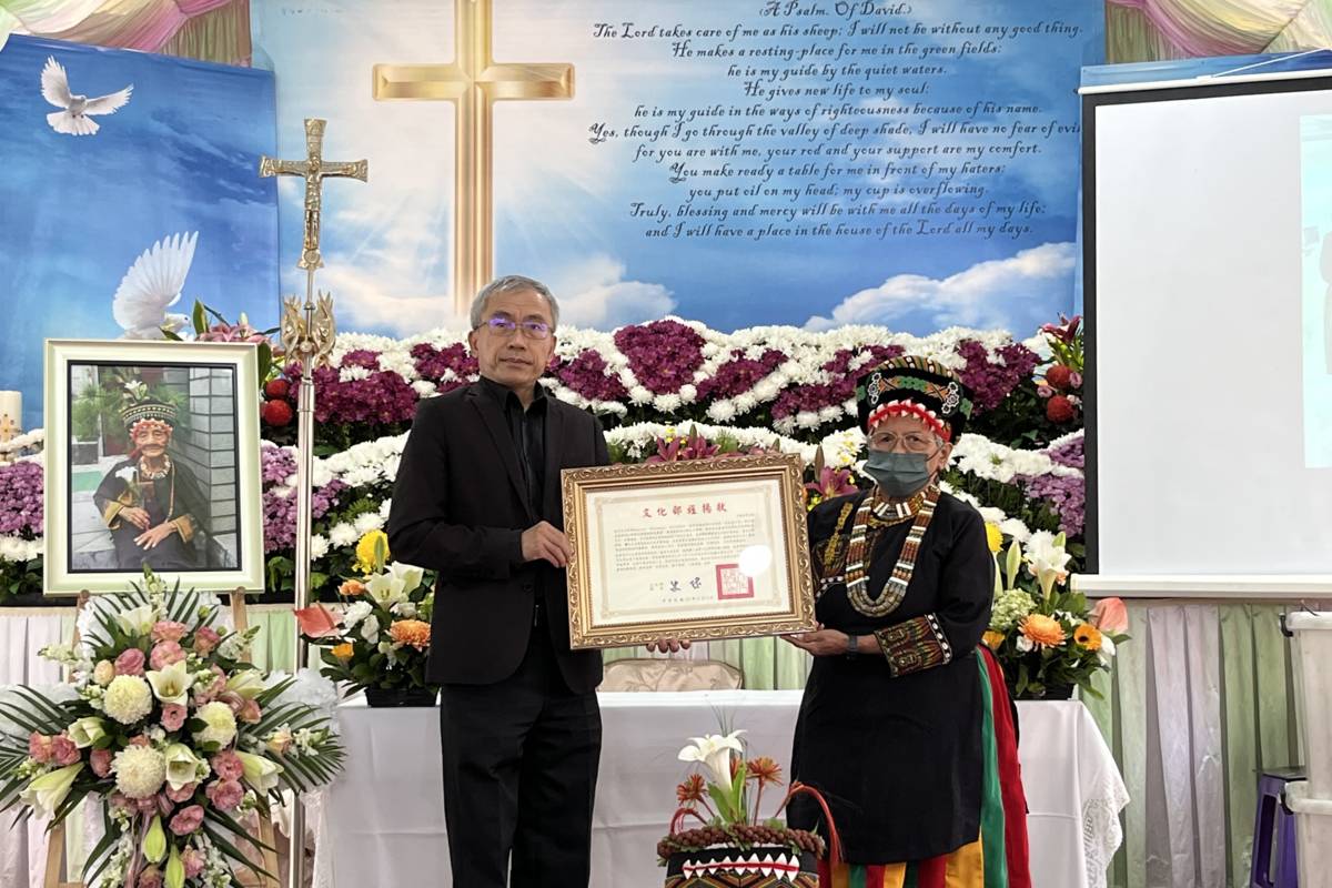 文化部文資局長陳濟民（左）代表頒贈旌揚狀，由杜秀英之女杜秀霞代表受贈。(文化部提供)