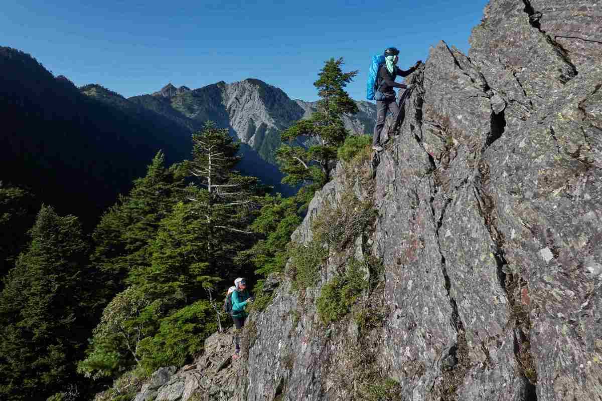 《赤心巔峰》紀錄片看見兩位跑者奔走於陡峭山脊(圖片提供:活水文化)