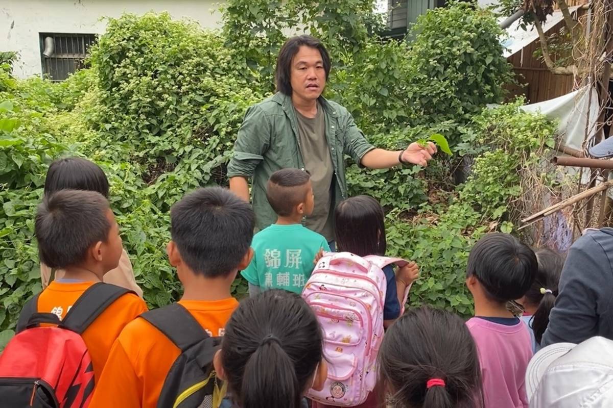 林業署臺東分署關山工作站人員帶領錦屏國小學童認識動植物生態。