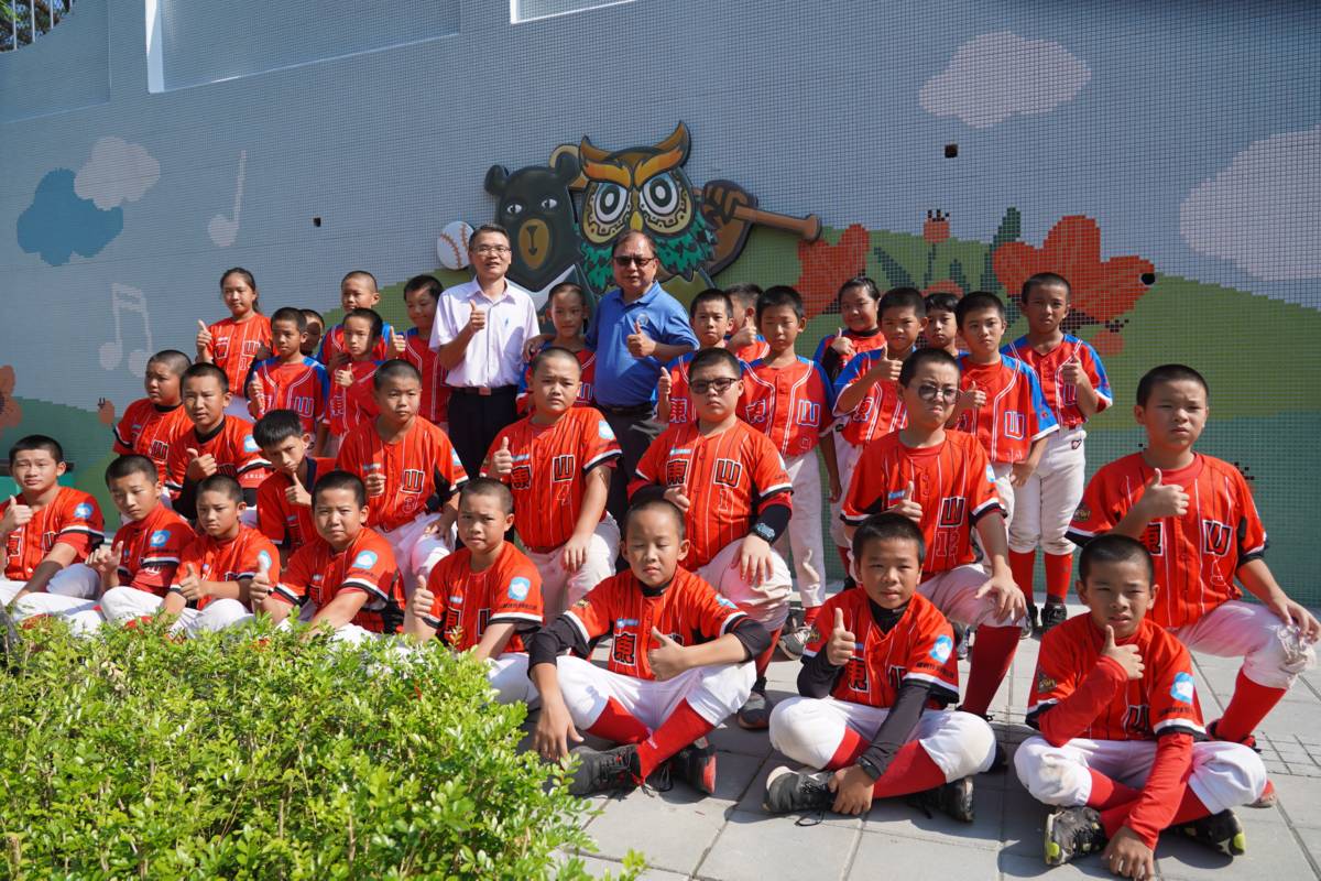 東山國小外牆的新壁畫呈現了學校棒球隊特色(圖片來源：參山處提供)