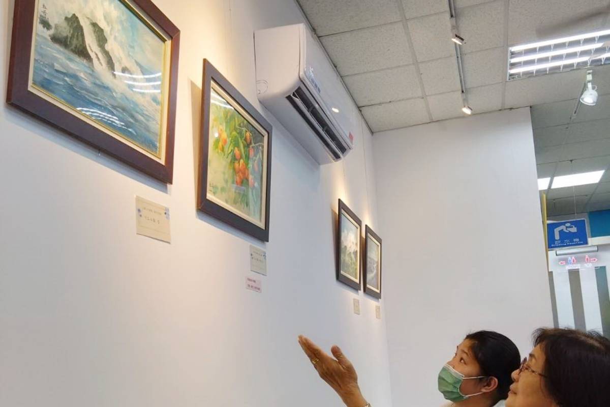 臺東戶政事務所將洽公空間變成展場，即日起在所內藝廊展出鄒牡丹老師多幅油畫與水彩畫作品。