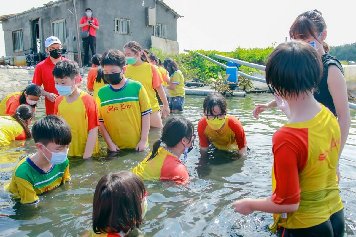 雲林縣下崙國小四年級校訂課程帶領學生體驗魚塭