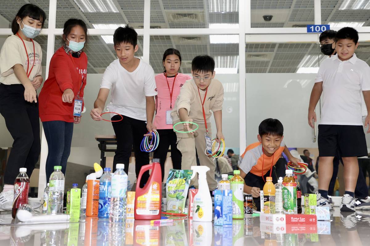 綠色標章大聯盟課程中小局長們認識了生活中各類綠色標章及意涵