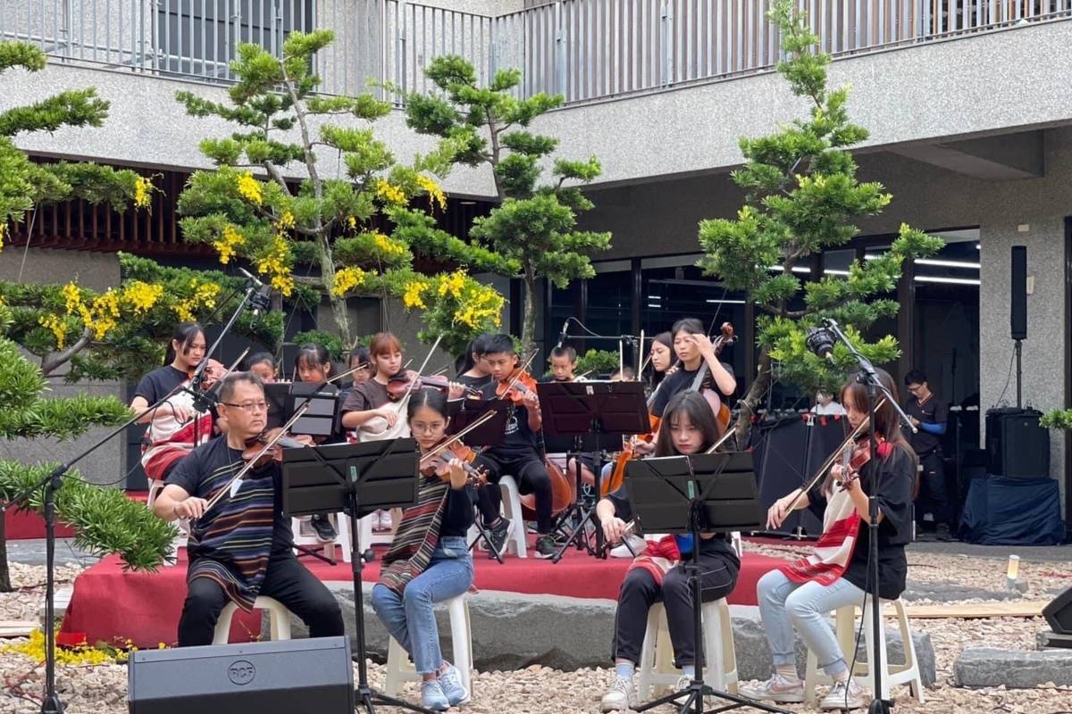 德芙蘭國小室內樂團表演