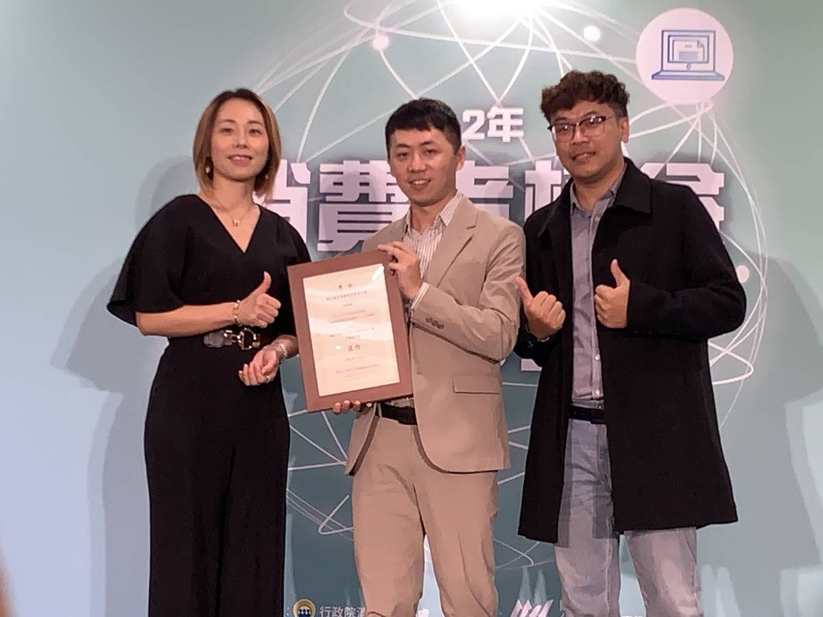 臺東分臺的陳信吉(中)、徐一弘(右)合力製播的「要看場演唱會怎麼這麼難!?」系列報導獲得廣播及網路音頻專題報導獎佳作