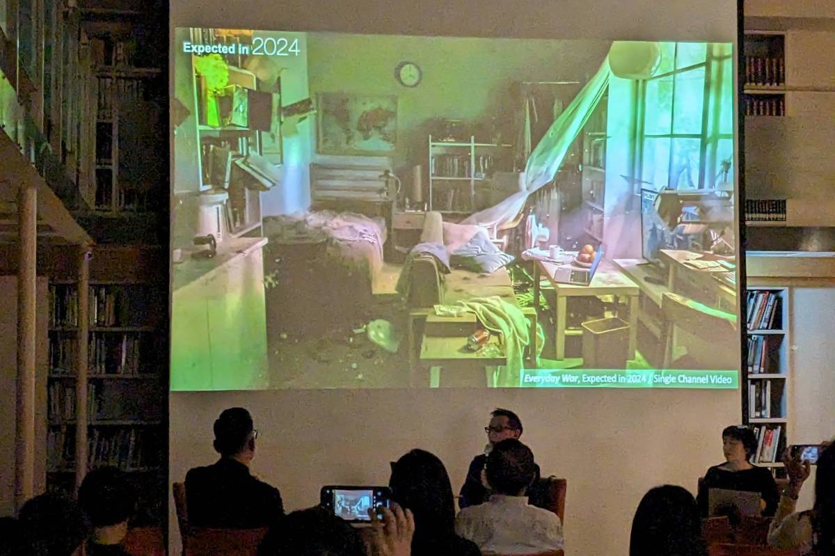 《日常戰爭》為單頻道錄像，鏡頭前後掃描著一個居家空間